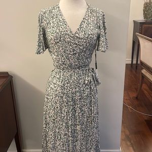 Mary & mo wrap around dress    Beautiful floral long dress.